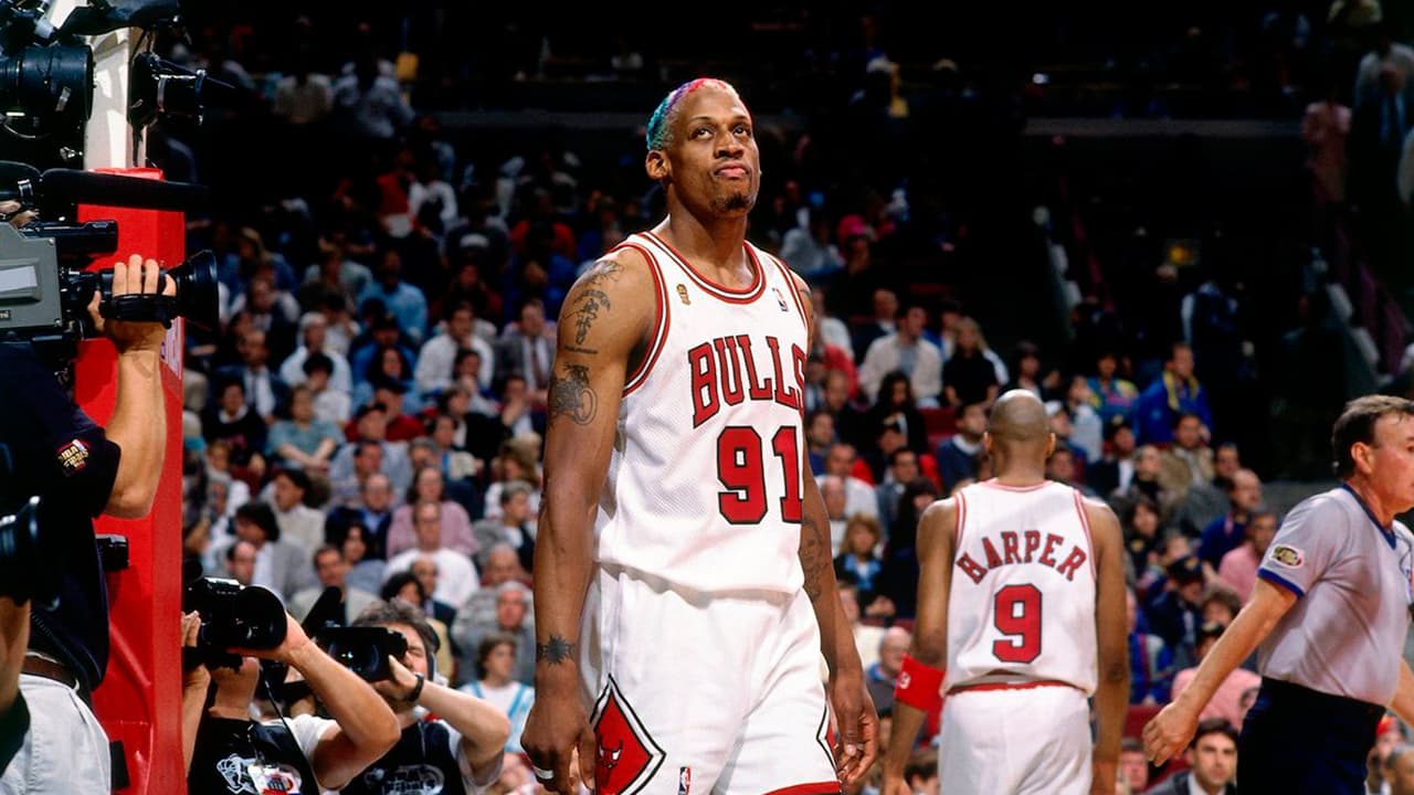 El que brilló con los Chicago Bulls luce en el brazo derecho una motocicleta, una cruz y un brazalete.