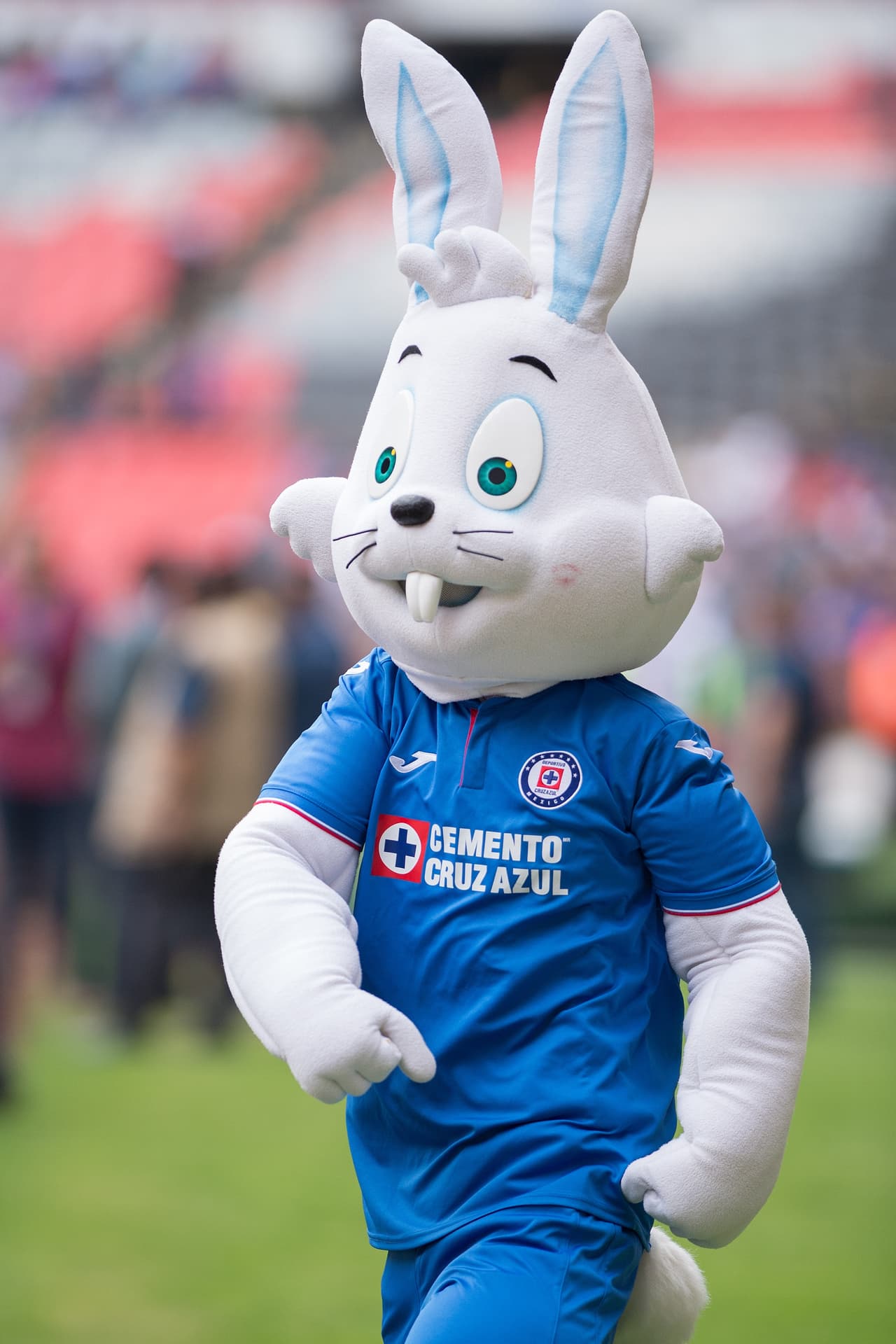 La mascota de Cruz Azul antes del partido en el Azteca.