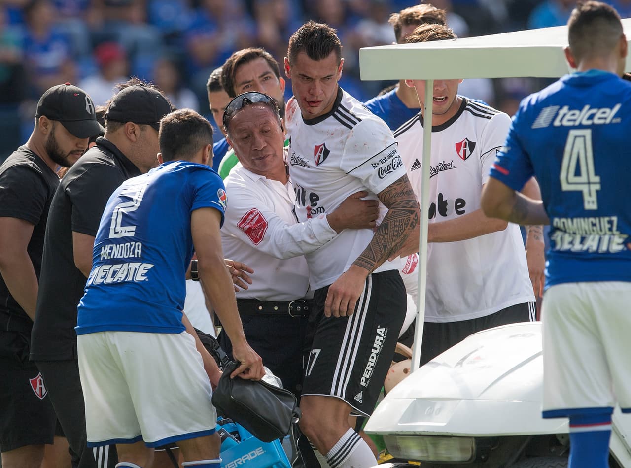 Como resultado del choque, el atacante del Atlas tuvo que abandonar el encuentro para ser examinado.