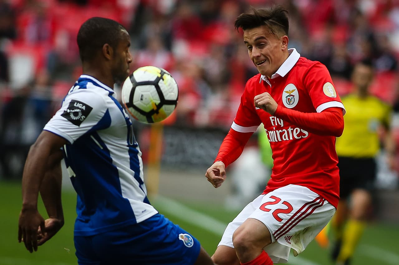 Con la dinámica de Porto atacando y Benfica defendiendo se disputó la gran parte del juego.