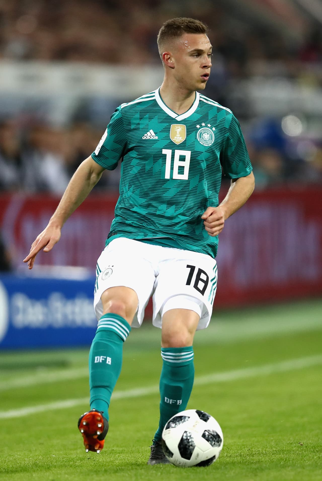 18-
<b>Joshua Kimmich (4)</b>. Con problemas en su banda, la derecha, para frenar a los españoles. Por su sector llegaron una gran cantidad de situaciones. Atento, Osorio, que por ahí puede estar el negocio.