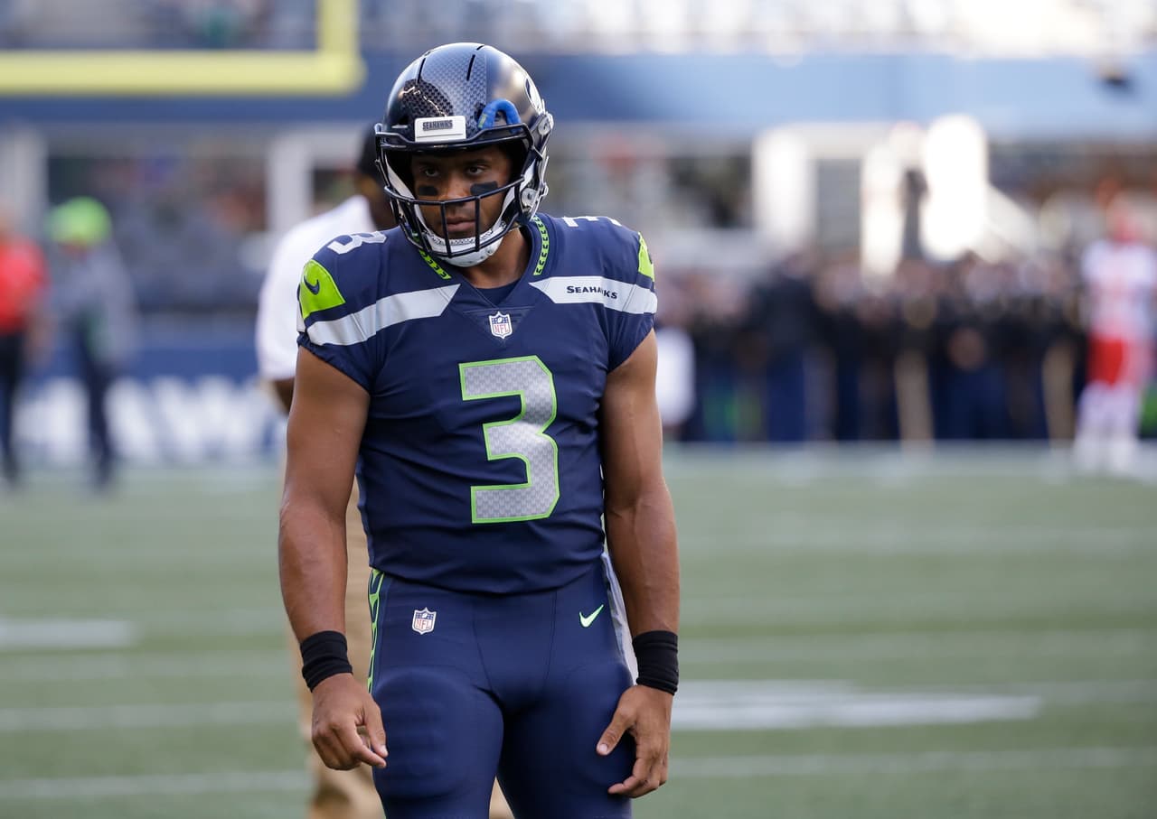 <i>QUARTERBACKS PARA SENTAR:</i>
<br>
<br>
<b>Russell Wilson vs. Los Angeles Rams</b>
<br>Wilson ha anotado más puntos de Fantasy que nadie en las últimas dos semanas, así que ¿cómo podría ser suplente? Bueno, tiene sólo cinco pases de touchdown y solo ha anotado más de 16 puntos una vez en cinco juegos en su carrera visitando a los
<a href="https://translate.googleusercontent.com/translate_c?depth=1&hl=es&ie=UTF8&prev=_t&rurl=translate.google.com&sl=en&sp=nmt4&tl=es&u=http://www.nfl.com/teams/losangelesrams/profile%3Fteam%3DLA&usg=ALkJrhiScYdVGNaLMlLNK-62zAVWUIJFTQ"><b>Rams</b></a>. Además, Los Ángeles ha permitido 7.78 puntos por partido a los quarterbacks en casa. Ten cuidado con Wilson.