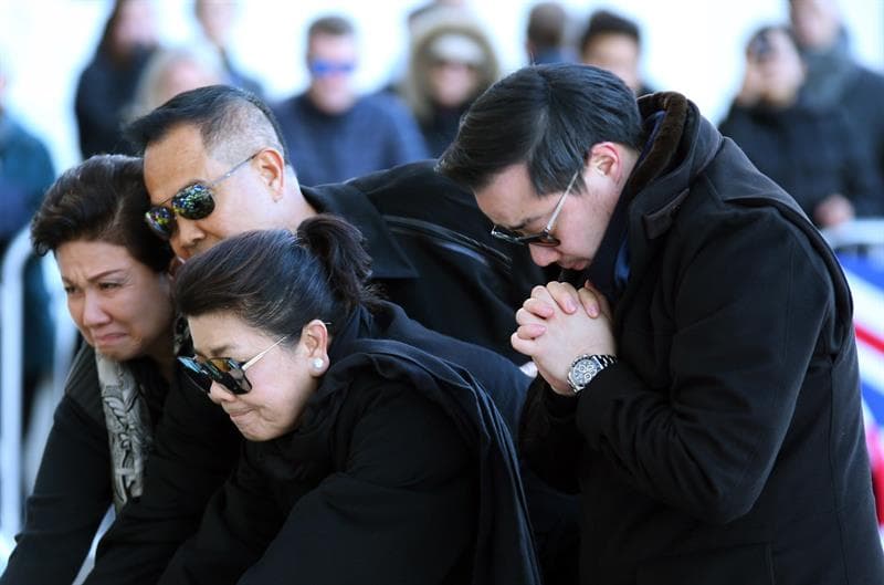 La esposa y el hijo de Vichai Srivaddhanaprabha, propietario del Leicester City, presentaron sus ofrendas junto miles de hinchas del club que se despidieron del hombre que falleció en un accidente de helicóptero de forma trágica.