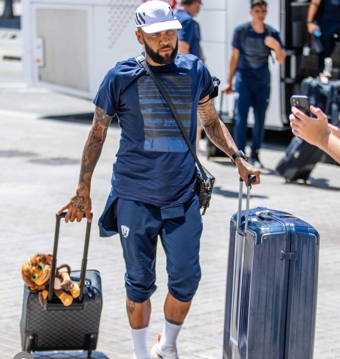 Pumas aterriza en Barcelona y Dani Alves elude a la prensa