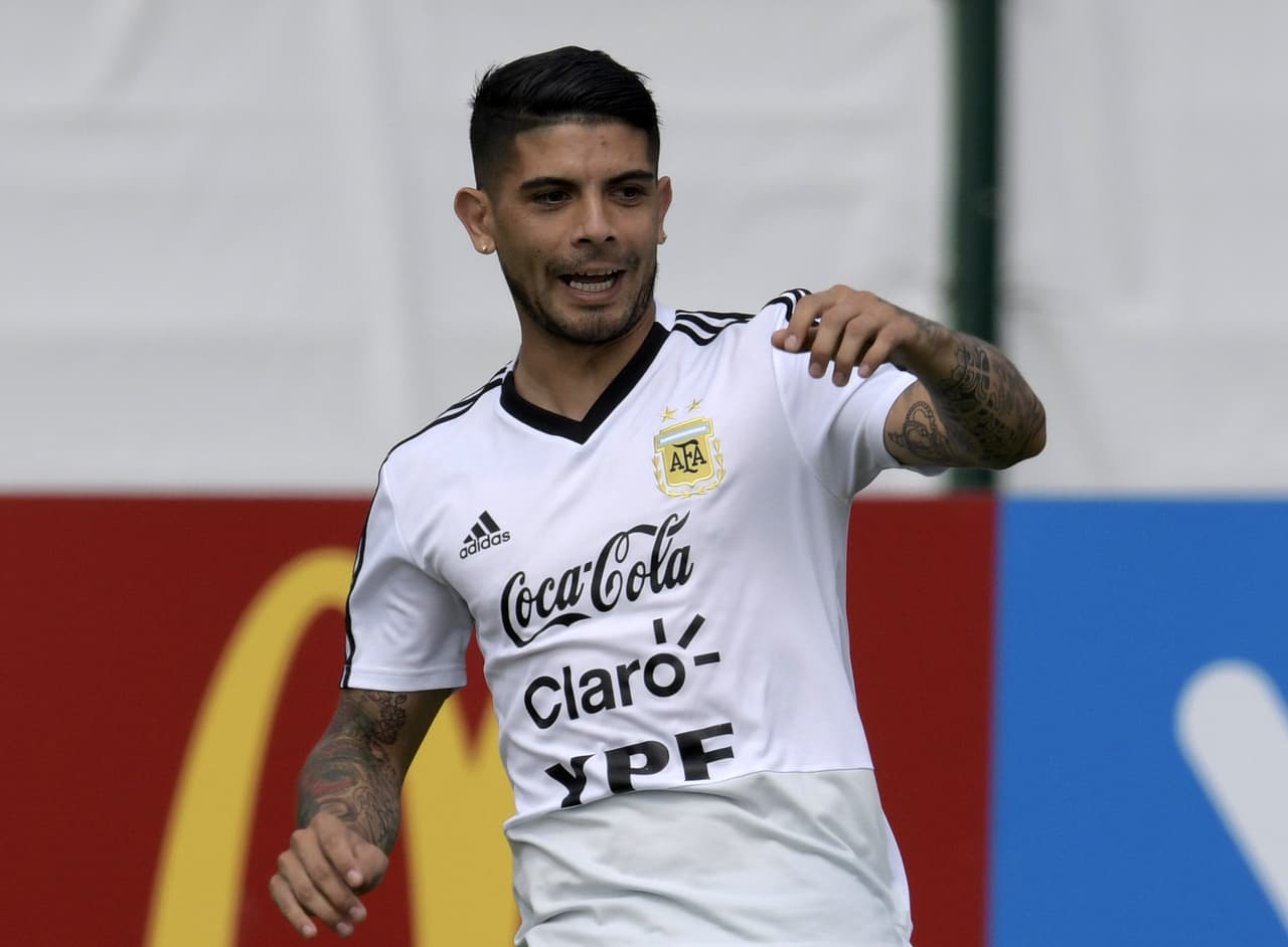 Versiones sobre la llegada de Ever Banega al Arsenal siguen tomando fuerza en este mercado. El mediocampista argentino dejaría el Sevilla para trabajar una vez más con Unai Emery.