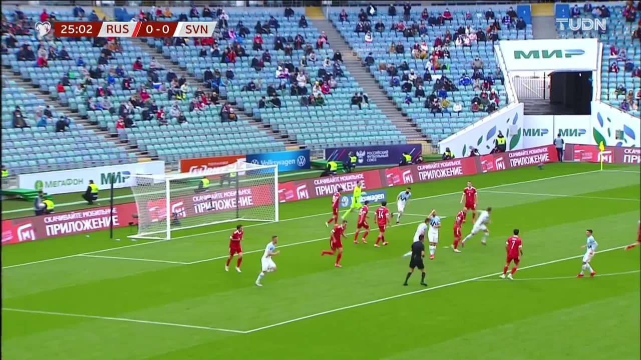 ¡TIRO ATAJADO! disparo por Andraz Sporar.