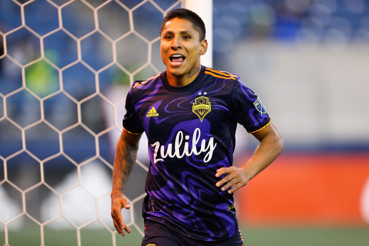 Raúl Ruidíaz fue el nombre del fin de semana en MLS. Sus dos goles fueron esenciales para la victoria 3-0 de Seattle Sounders ante un LA Galaxy claramente superado.
<br>