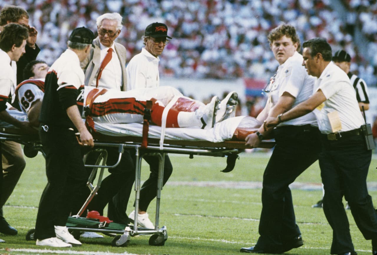 Situación clave y trágica en el Super Bowl XXIII. La lesión del estelar tackle defensivo Tim Krumrie, quien se fracturó tibia y peroné de la pierna izquierda. Los Bengals perdían una pieza clave en el esquema defensivo, destinado a presionar a Joe Montana.