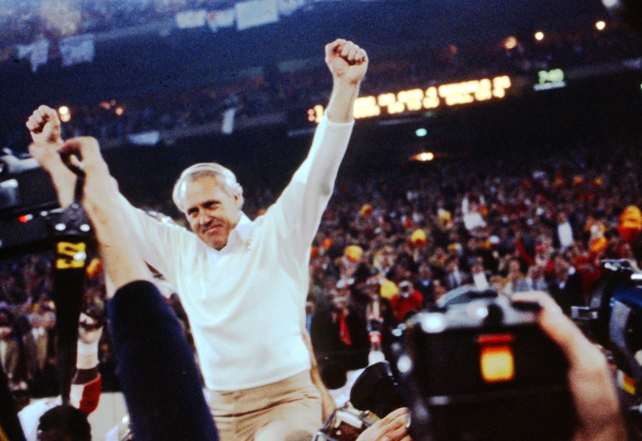 El coach Bill Walsh concreta en 3 años un trabajo excepcional con los San Francisco 49ers. Llego en 1979, año en que tuvo marca de 2-14; luego en 1980 se fue 6 - 10; ahora en 1981 alcanzaba la cima, era el primero de varios que el futuro le tenía preparado.