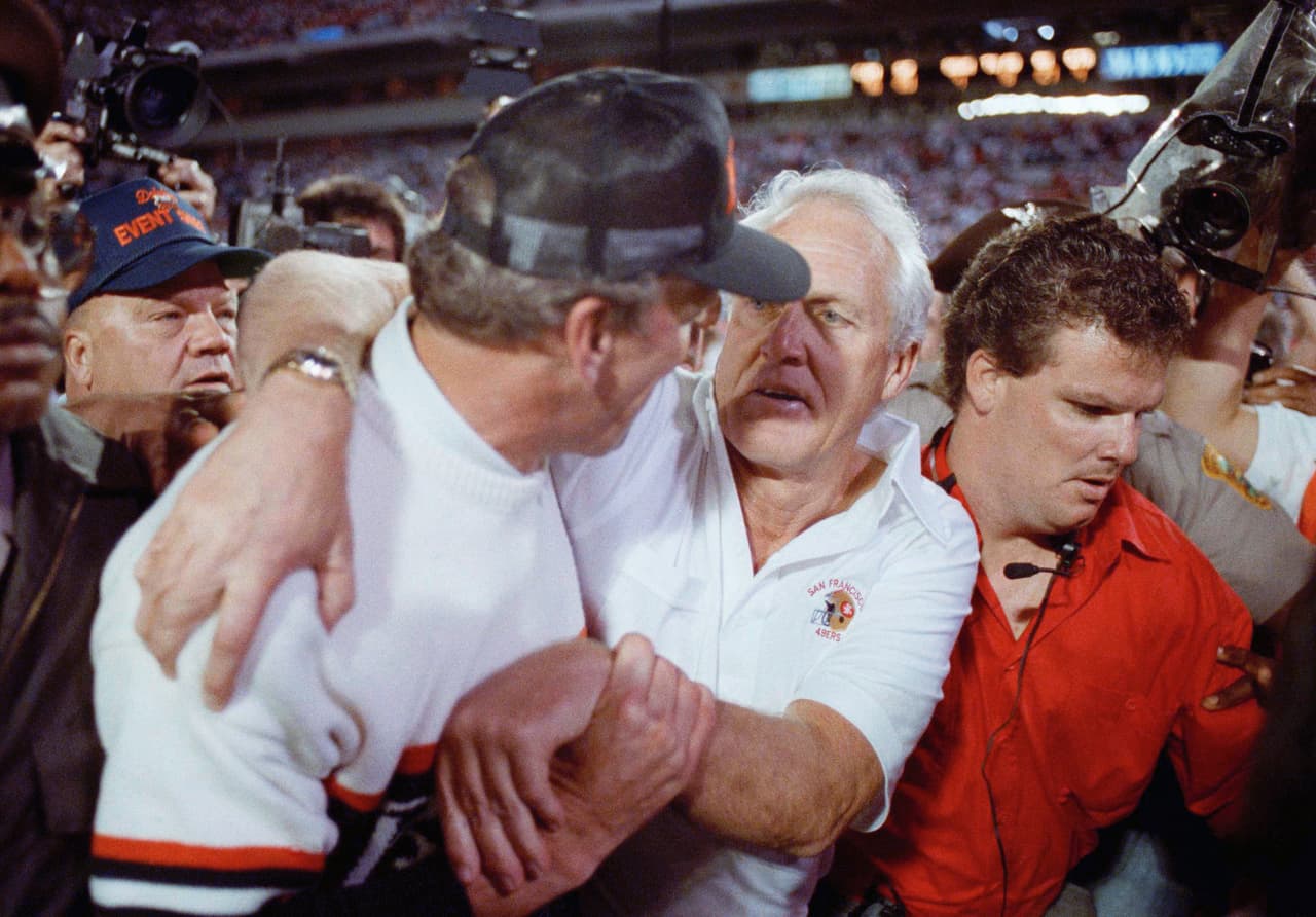 El maestro superó al alumno. Cuando Bill Walsh llegó a San Francisco tenía entre sus asistentes a Sam Wyche quien trabajó muy de cerca en el desarrollo de Joe Montana. Ahora Walsh y Wyche se enfrentaban en el Super Bowl XXIII.