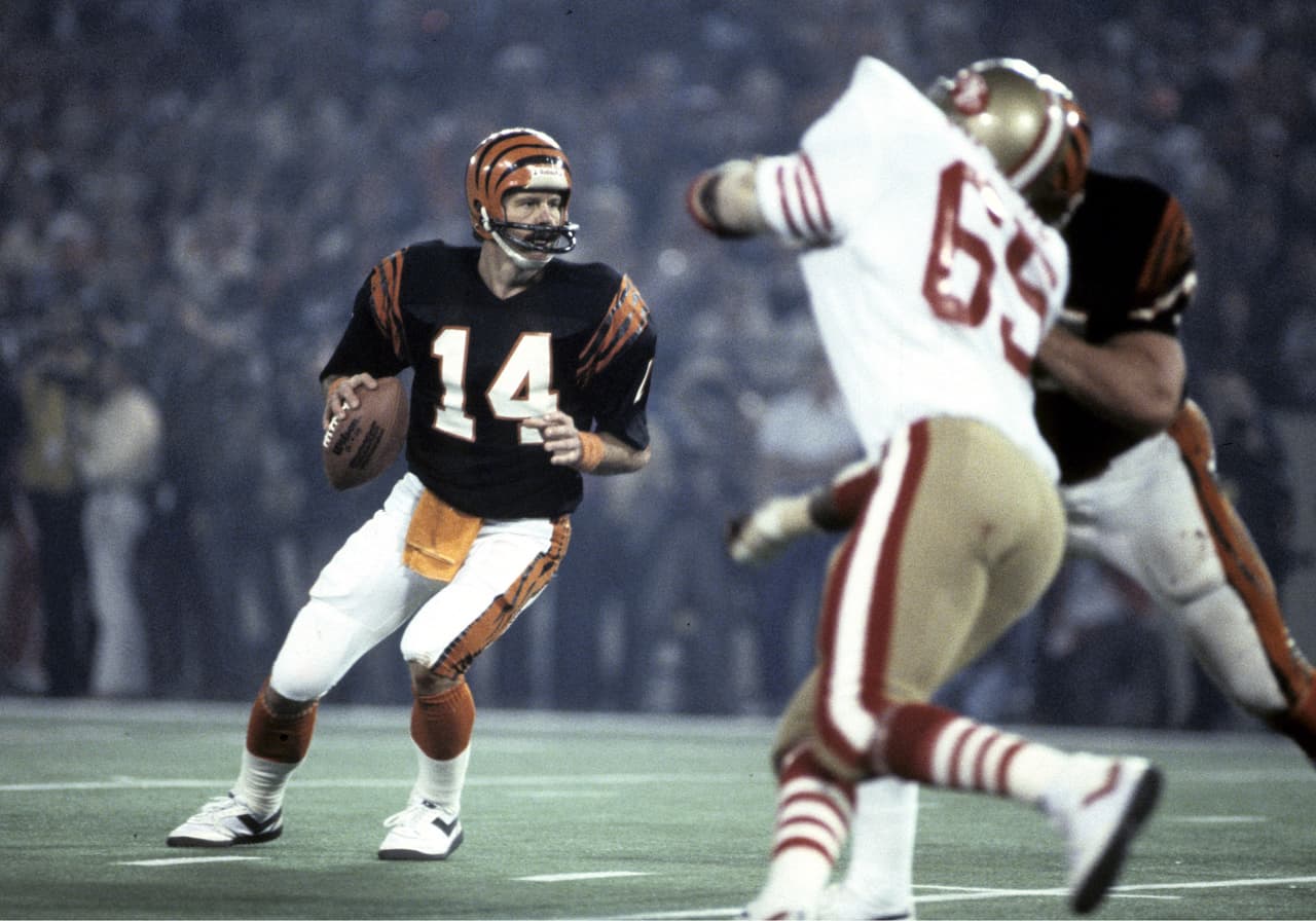 El quarterback de los Bengals en el Super Bowl XVI era el veterano Ken Anderson quien llegó al equipo en 1971. En Cincinnati el coach de quarterbacks en ese entonces era nada menos que, Bill Walsh, a quien ahora enfrentaba como entrenador principal de los 49ers.