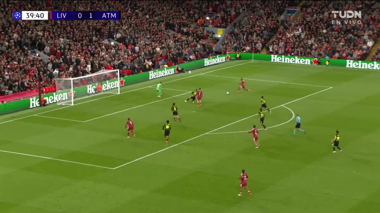 ¡GOL!  anota para Liverpool. Dominik Szoboszlai