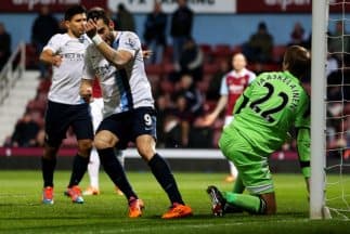 Alvaro Negredo celebra uno de sus goles ante West Ham en la Copa de la Liga.
