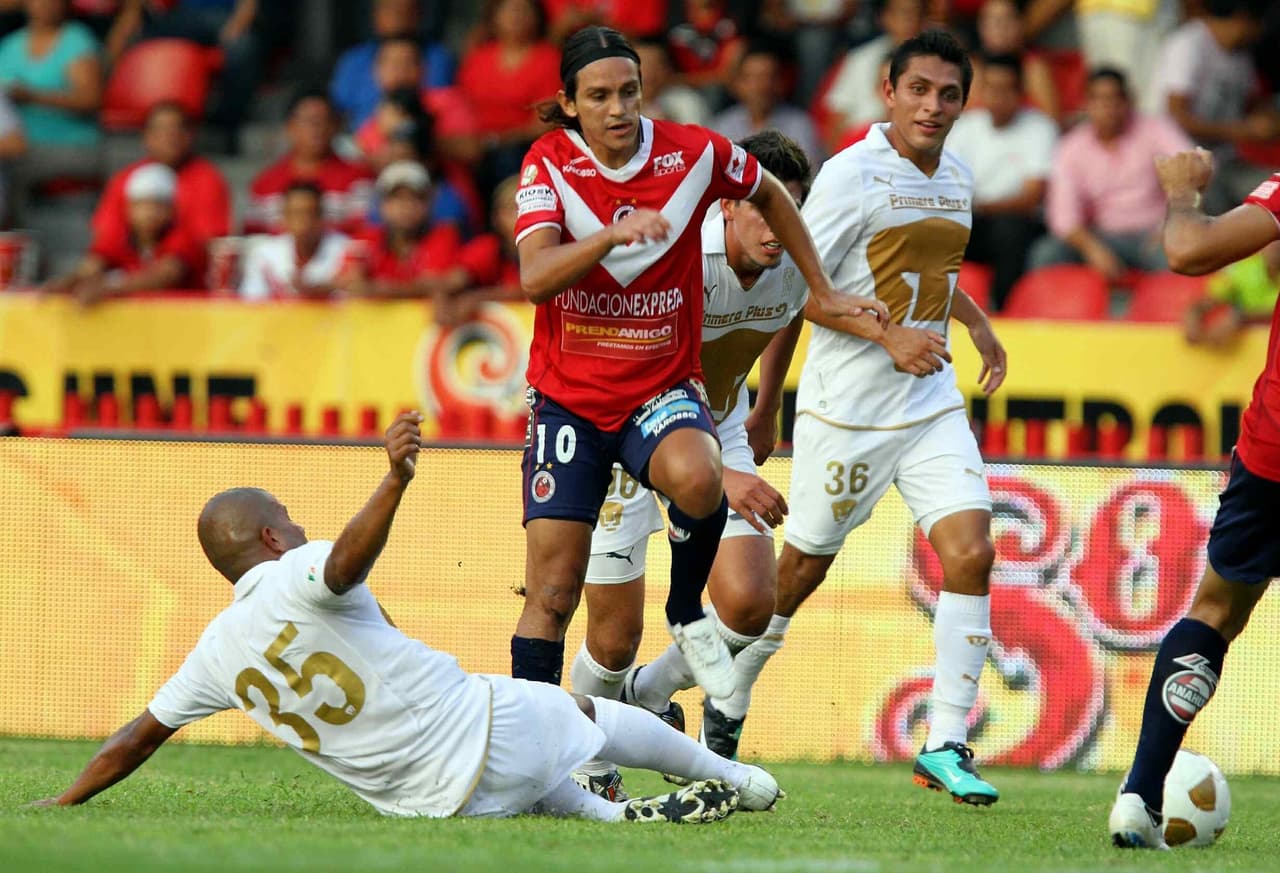 Arriba, el equipo jarocho tenía a un jugador técnico como Andrés Chitiva.
