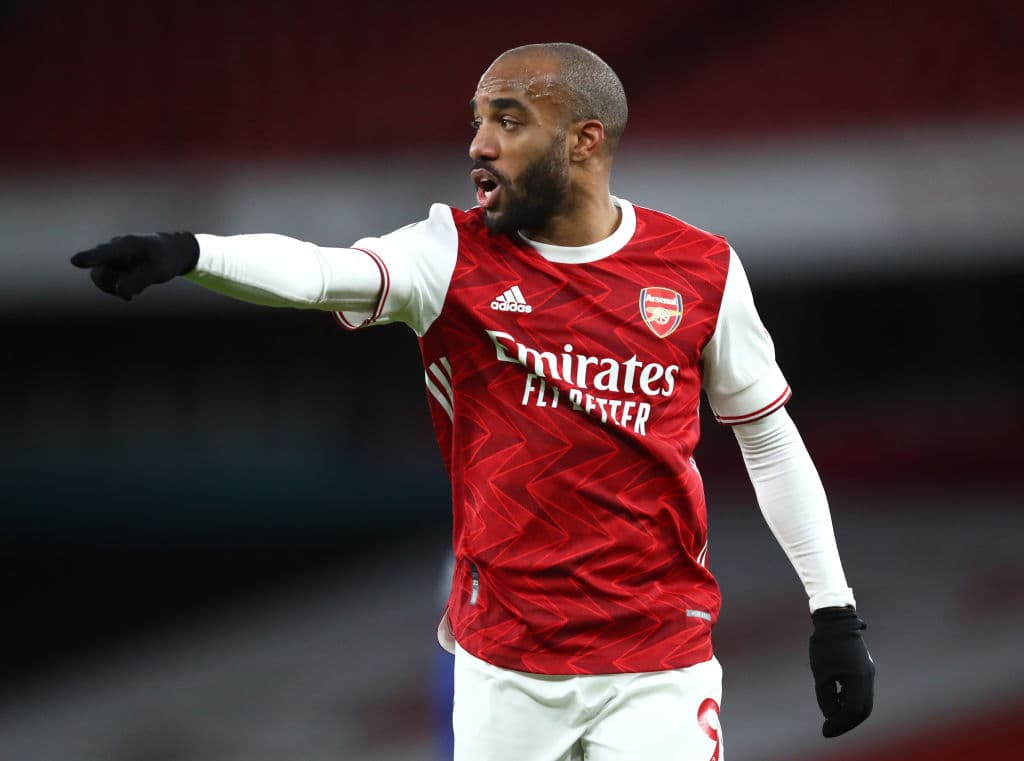Lacazette (34’) abrió el marcador cobrando una pena máxima y Xhaka (44’) creció la diferencia antes del descanso. Saka (56’) hizo el tercero para sellar el triunfo y así cortar con una racha de cuatro partidos, en todas las competiciones, sin conocer la victoria. Abraham (85’) descontó hacia el final del juego.