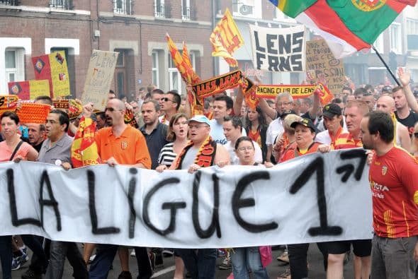 Francia es otro de los países que han visto amenazados su balompié, en el 2013 jugadores de primera y segunda división decidieron ponerse en huelga a finales de noviembre en protesta por el impuesto excepcional que contemplaba el gobierno a los altos salarios en todo el país.