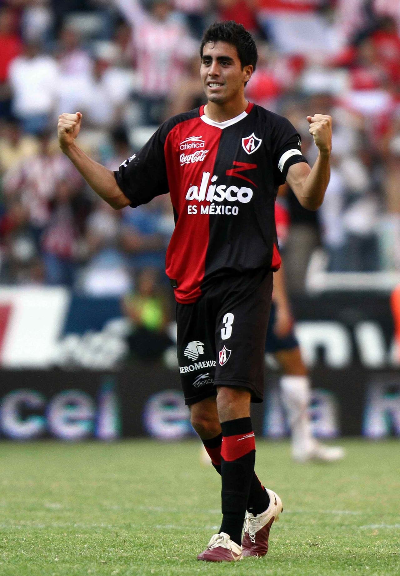 El defensor Néstor Vidrio hizo su debut profesional en Atlas en el año 2008. En el 2013, tras jugar en Pachuca, se cambió de bando y defendió la playera de las Chivas.
