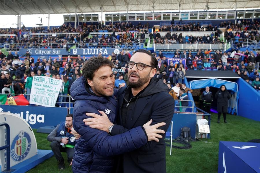 El entrenador del Real Betis Joan Francesc 'Rubí', saluda al del Getafe José Bordalás.