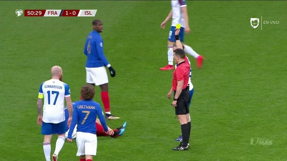 Tarjeta amarilla. El árbitro amonesta a Birkir Bjarnason de Iceland