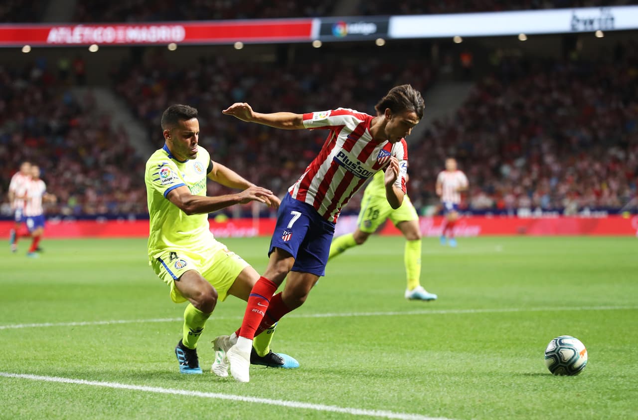 Momento en que Joao Félix es derribado en el área por Bruno del Getafe. La marcación fue un poco rigurosa.