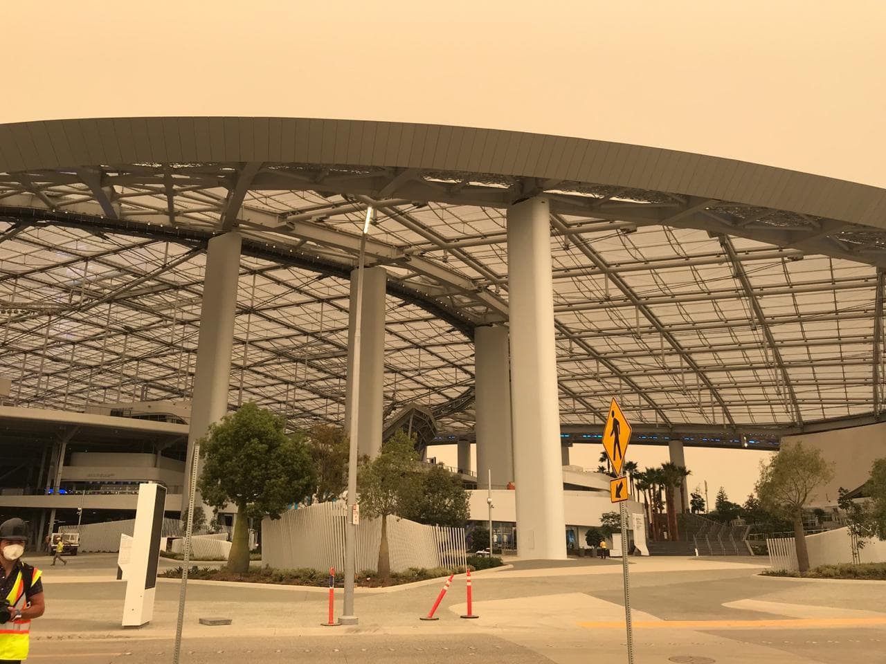 La nueva casa para los Rams y para los Chargers esta lista y es simplemente hermosa.