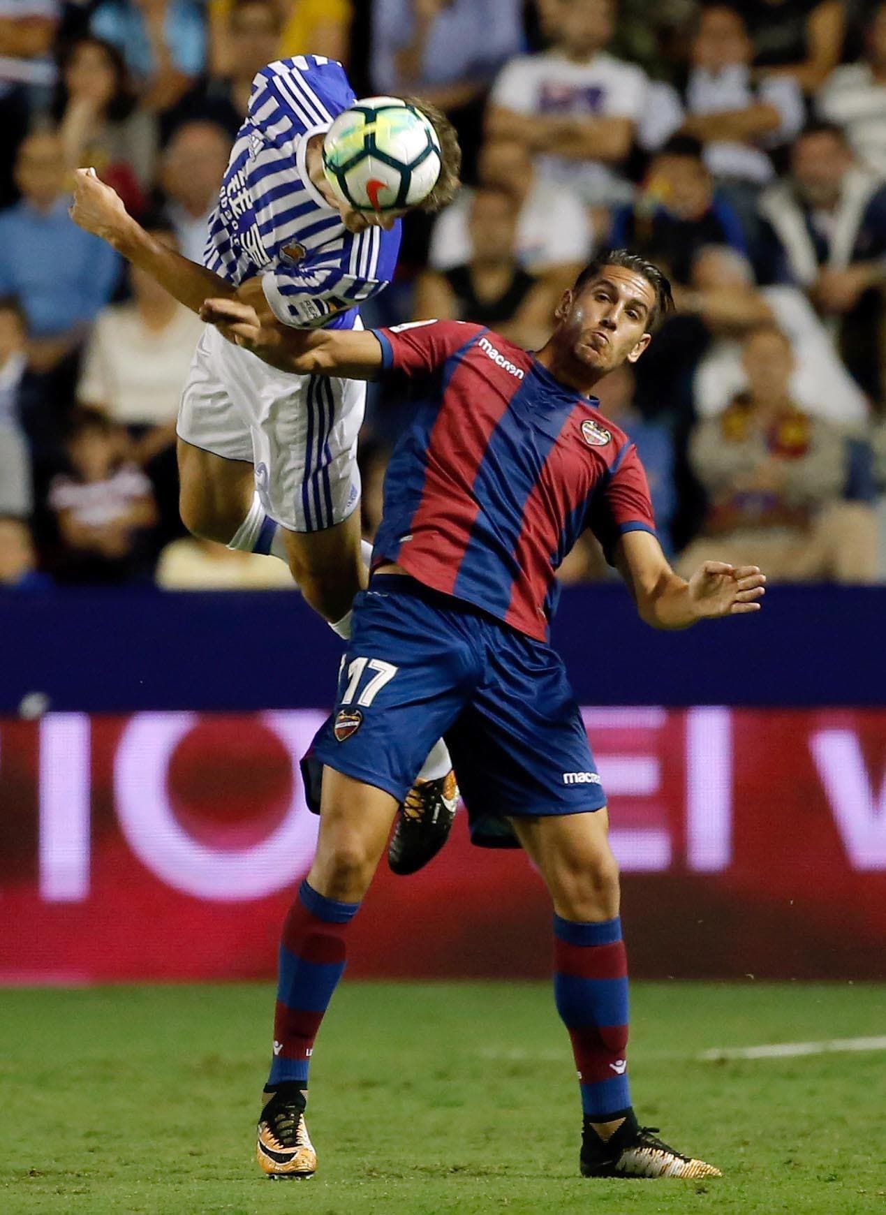 Aunque no fueron muchas las opciones de gol, tanto el Levante como la Real Sociedad buscaban la apertura del marcador.