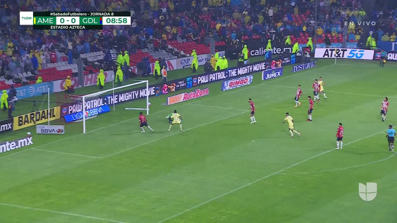 ¡TIRO ATAJADO! disparo por Leo Suárez.