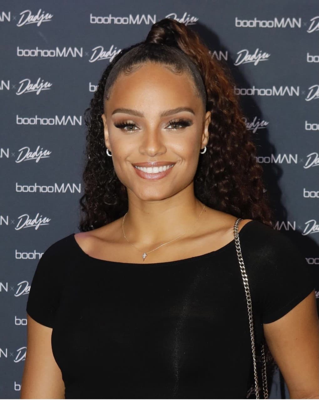 Aylies apoya a diferentes fundaciones que se encargan de brindar apoyo a las personas de África.