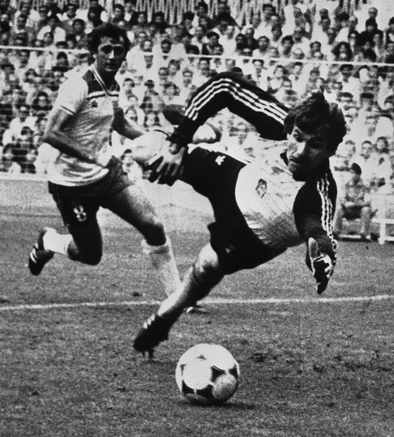 El defensa Josef Barmos anotó en contra del arco de Checoslovaquia en el partido en el que Inglaterra venció 2-0 en el Mundial de España en 1982.