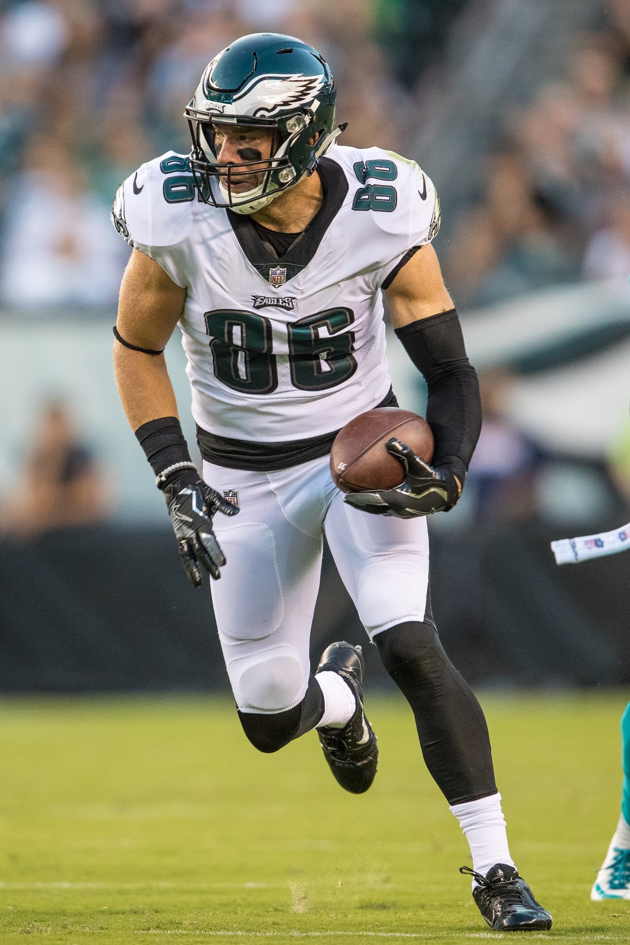 TE:
<br>
<b>Zach Ertz (Eagles) </b>Es el ala cerrada más regular de la liga y tiene más yardas totales que 'Gronk' y Kelce. Ha superado los 8 puntos en los cuatro juegos y eso es una fortuna para los TE. Búscalo usando lo poco mediático de su nombre junto alos de Jordan Reed o Delanie Walker.