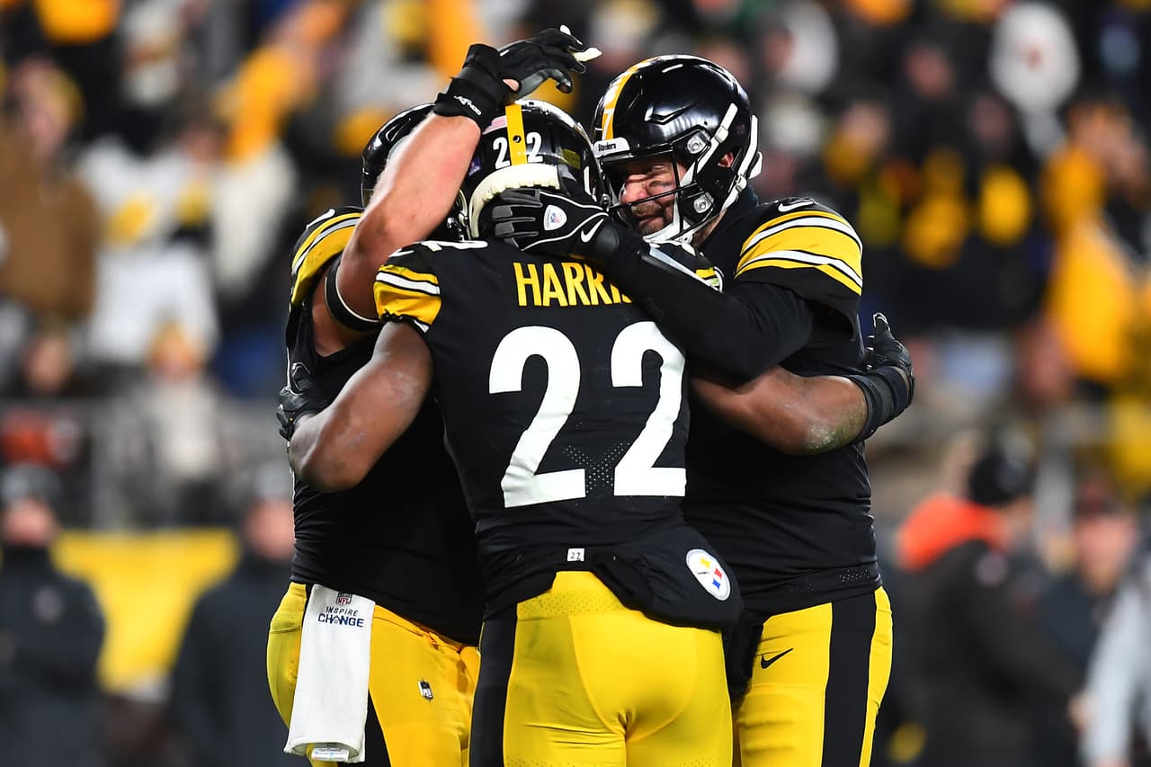 Pittsburgh tenía que vencer a los eliminados Browns para mantenerse con vida en la temporada y lo lograron con una destacada actuación de Najee Harris.