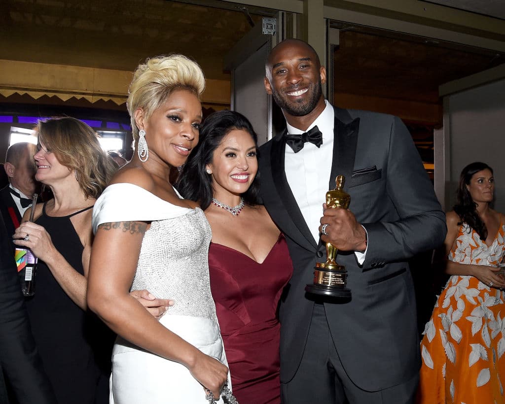 Al lado de Kobe aparecen en esta foto la cantante Mary J. Blige, y junto a él su esposa Vanessa Laine Bryant. En el cortometraje Kobe narra de viva voz su sentimiento hacia el básquetbol y las sensaciones de trascender a través de él y el duro momento de aceptar que se acabó.