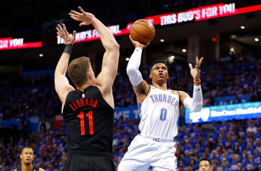 Pero pronto Russell Westbrook caería en un marasmo y acabó su noche metiendo 5 de 21 tiros, en una jornada complicada para él.