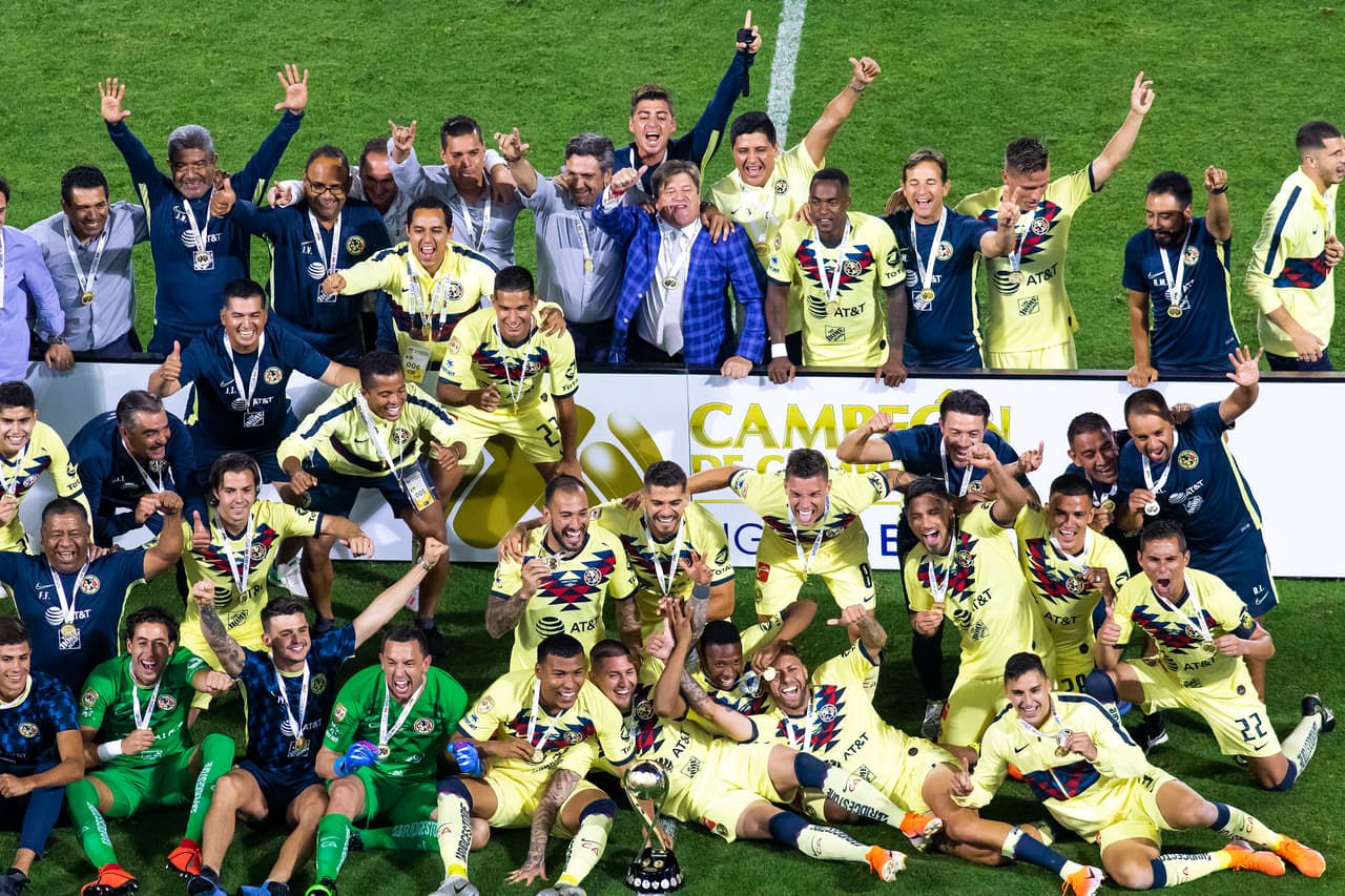 Así fueron los festejos del América luego de su angustiosa pero merecida victoria en penaltis para definir al Campeón de Campeones de la Liga MX ante Tigres en Carson, California. Agustín Marchesín fue el héroe americanista al atajar varios penaltis y anotar el de la victoria para el equipo de Miguel Herrera. Vaya manera de celebrar por parte de los jugadores azulcremas.