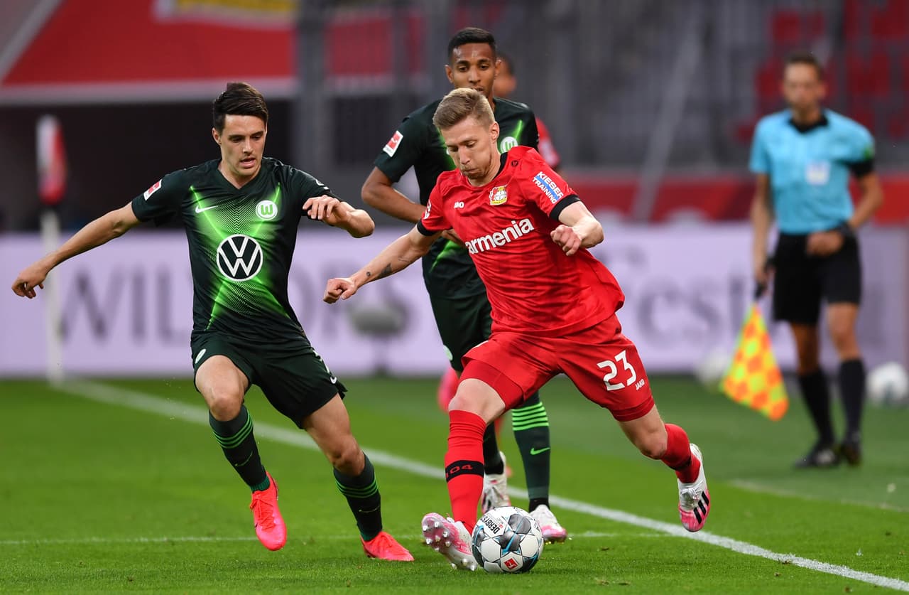 Mitchell Weiser vuelve a robar el balón y conduce a toda velocidad para mandar un centro que sale muy pasado.