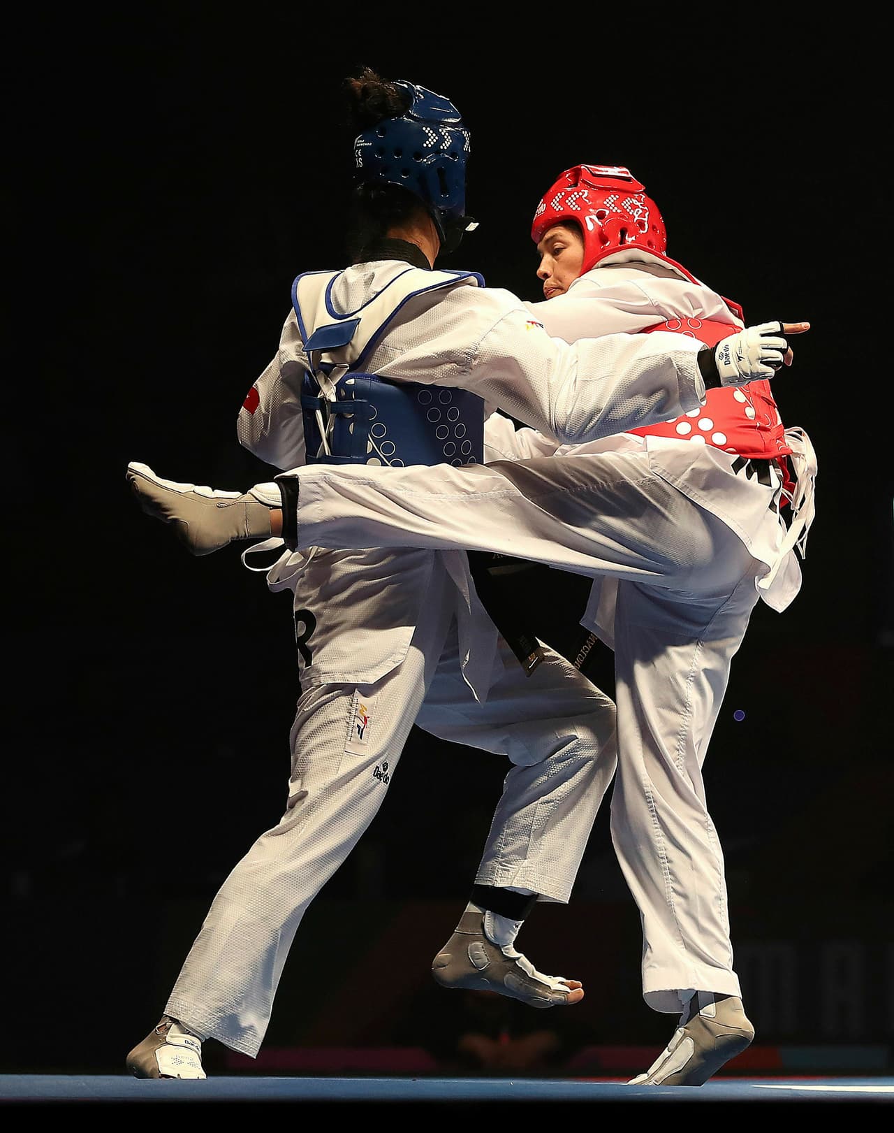 La mexicana Maria Espinoza (rojo) hace historia en el Campeonato Mundial de Taekwondo con su tercera medalla en estas competencias, marcada por el legado de una carrera brillante.