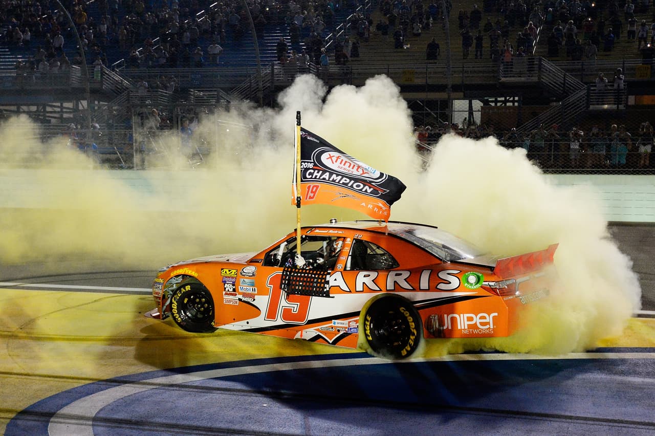 El mexicano se impuso con apenas dos puntos de ventaja sobre el local Elliott Sadler.