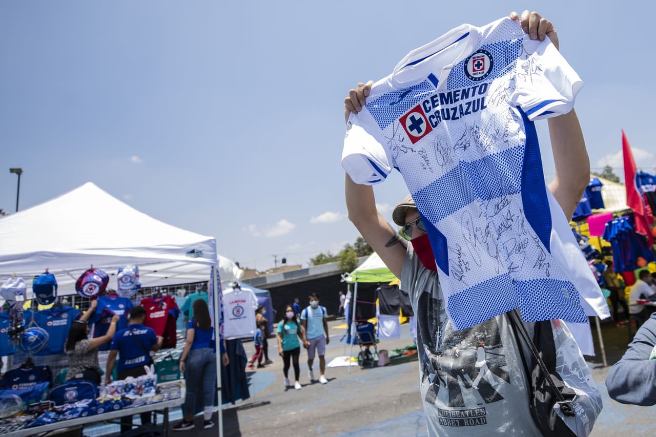 Miles de seguidores de Cruz Azul aparecieron en los alrededores del Estadio Azteca para cantar, alentar y gritar en apoyo a la Máquina celeste para la Final del Guardanes 2021 ante Santos Laguna.