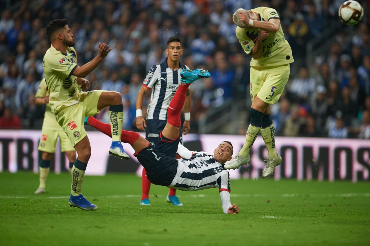 ¡Gooooooolazo! Funes Mori manda el balón al fondo de la red de chilena.