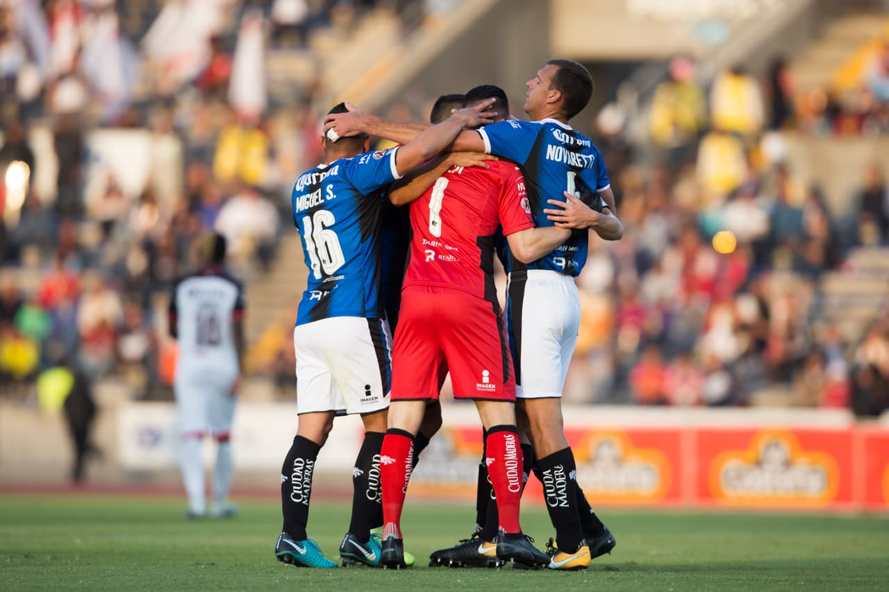 El primer gol del Querétaro llegó al minuto 43 obra de Camilo Sanvezzo quien fusiló de pierna derecha al arquero rival tras una buena jugada individual.