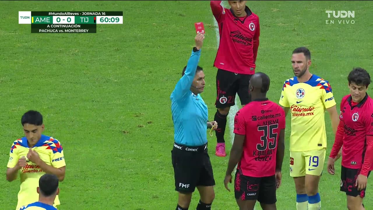 ¡Tarjeta Roja! Kevin Balanta recibe la segunda amarilla y se va del juego.