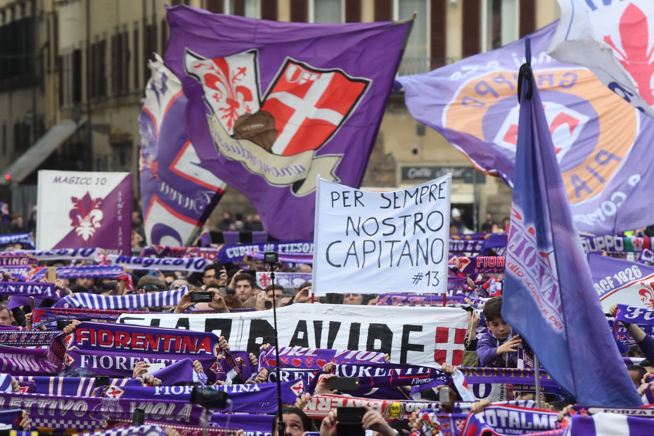 Este jueves, en Florencia (Italia), se llevó a cabo el funeral del futbolista italiano Davide Astori, quien falleció el pasado fin de semana en la concentración de la Fiorentina. La Piazza della Croce se colmó con cerca de 7,000 aficionados que despidieron a su capitán.
