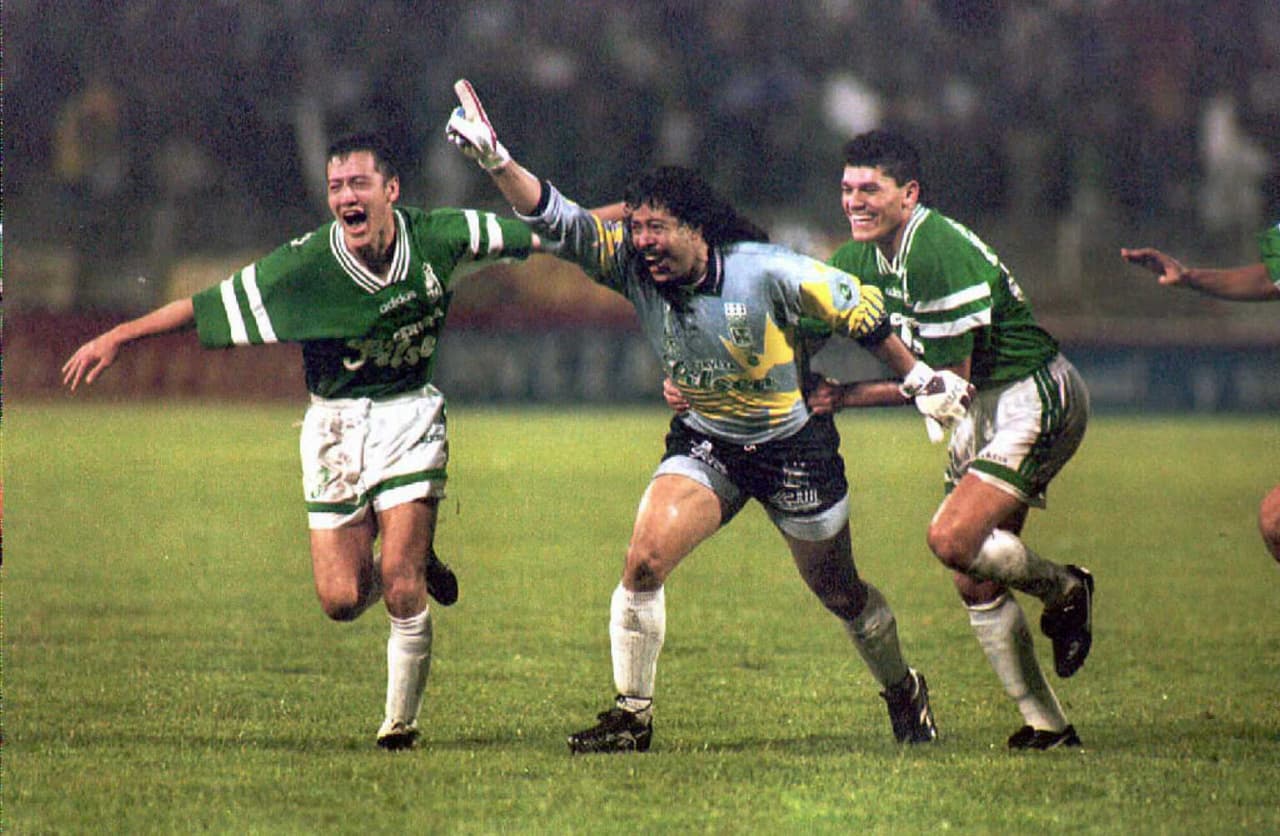 De ese grupo campeón del 89 también resalta René Higuita, el 'Loco' portero colombiano. Si bien muchos jugadores de esa generación merecen un lugar, René los supera por su afinidad con la afición y su protagonismo. Con la camiseta del 'verdolaga' ganó una Liga, la Libertadores y dos Copas Interamericanas.