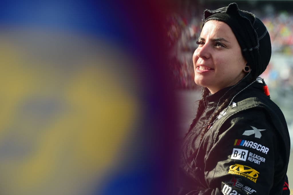 Breanna O'Leary, quien cambia neumáticos para el auto #52 Winn Dixie Chevrolet, es parte de este cambio que la NASCAR quiere generar, de integración e inclusión.