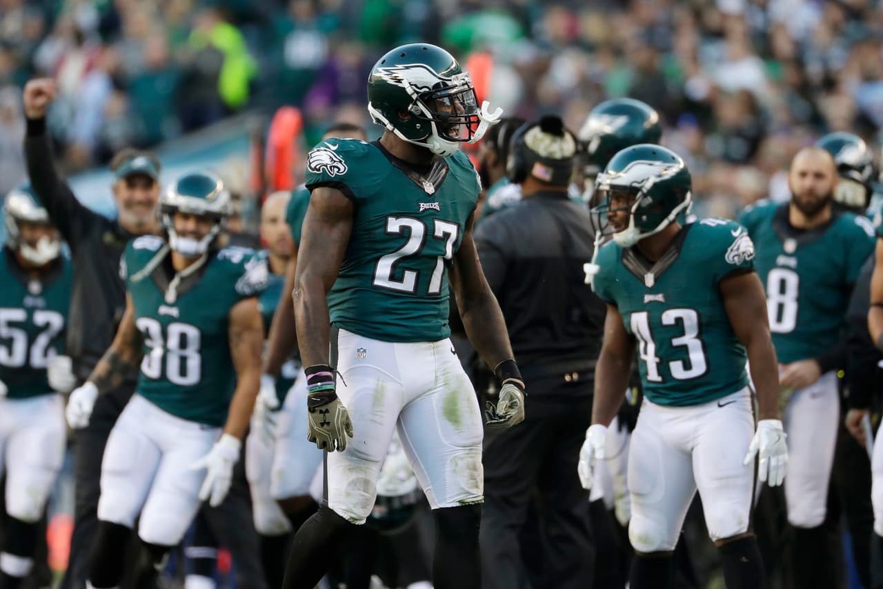 <i>La Estrella</i>: MALCOLM JENKINS
<br>Aunque muchos pondrían al quarterback Carson Wentz como la figura, luego de su prometedor primer año, la realidad es que las armas más importantes de Philly están en su defensa liderada por Jenkins. Experto en crear jugadas grandes y robar balones, lleva tres años seguidos al menos con un 
<i>pick-six</i> y su capacidad de golpeo es clave para recuperar posesiones.