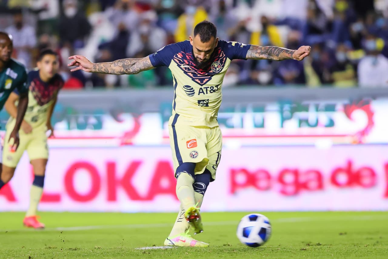 En menos de 10 minutos, América puso en problemas a León y marcó el primer gol por la vía de los 11 pasos.