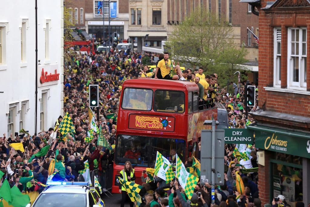 Así festejaron los futbolistas, aficionados, y todos los involucrados con el Norwich City en el desfile realizado en la ciudad de Norwich, en Norfolk, Inglaterra, donde celebraron el título obtenido en The Championship y su regreso a la Premier League para 2019-20. Incluso jugaron en el estadio Carrow Road un interescuadras para deleitar a la afición.