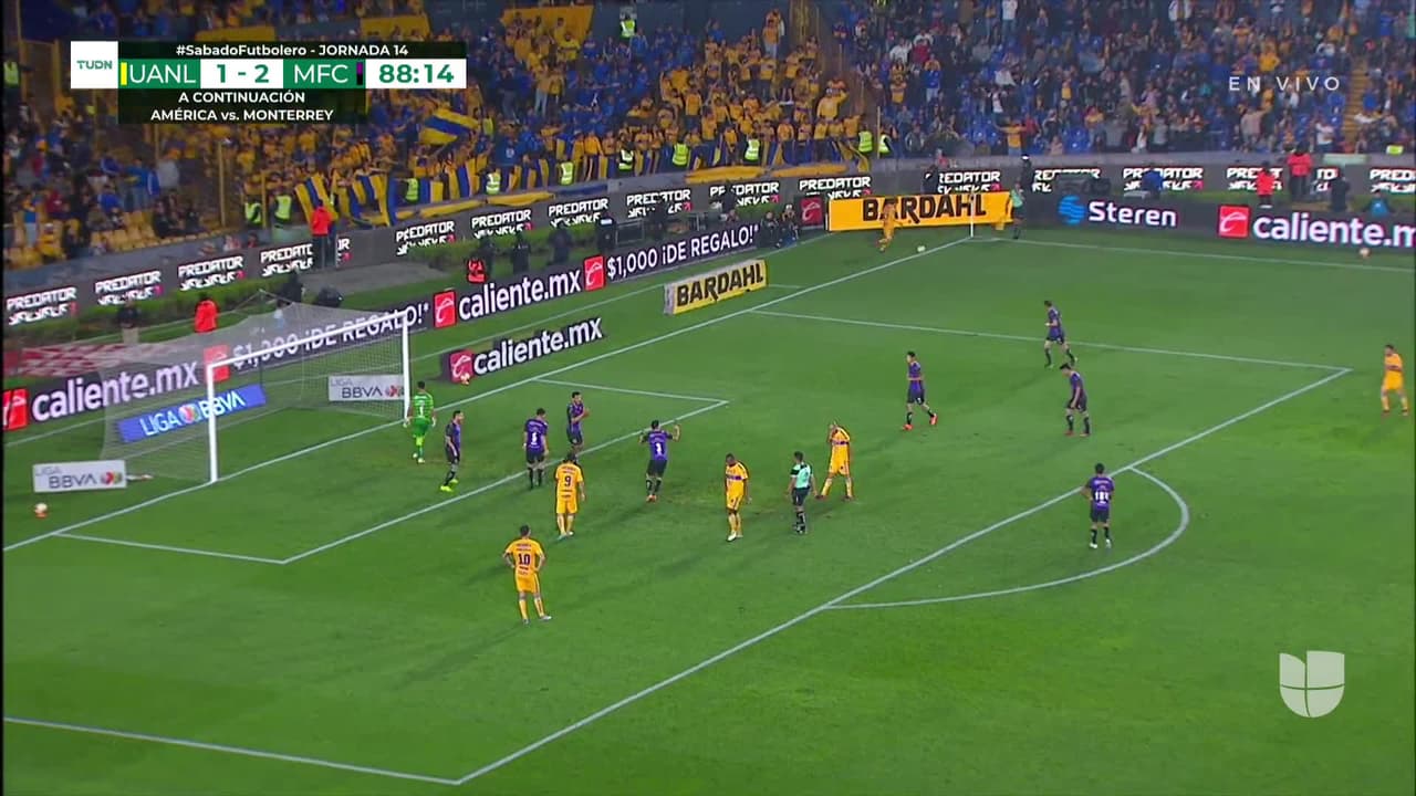 ¡CERCA! Samir disparó que se estrella en el poste.