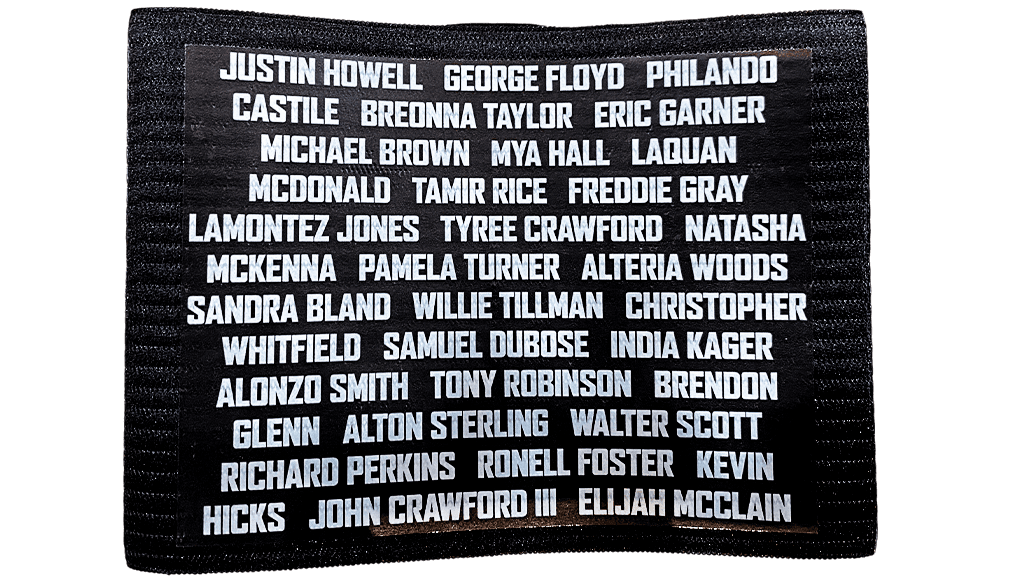 El brazelete de capitán de Philadelphia Union fue diseñado por el centrocampista Warren Creavalle, quien se dedica a la fabricación de indumentaria. La prenda inluye los nombres de víctimas de la violencia policial.