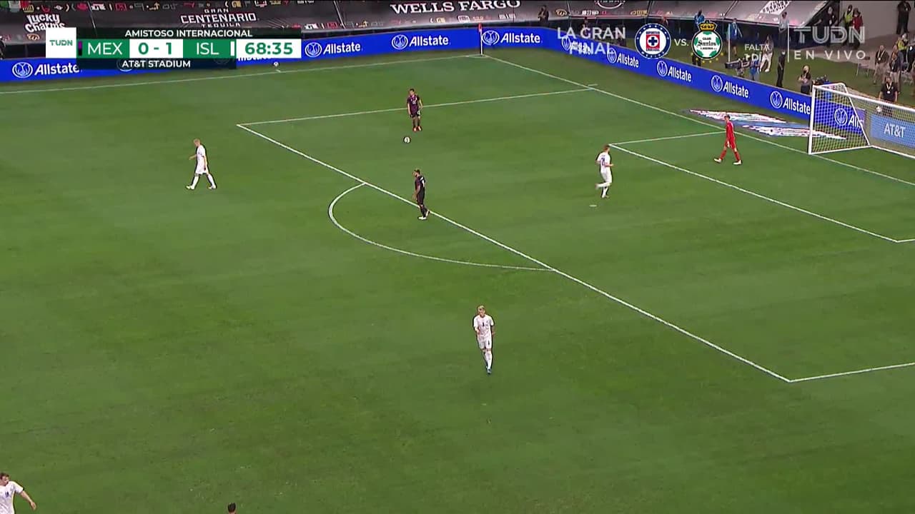 ¡TIRO ATAJADO! disparo por Andri Fannar Baldursson.